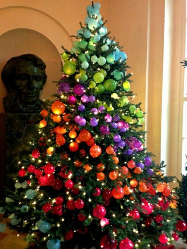 weihnachtsbaum-schmücken-mit-deko-für-weihnachten
